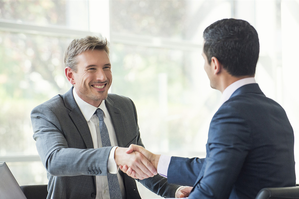 如果发现报价出错，该如何挽回客户？